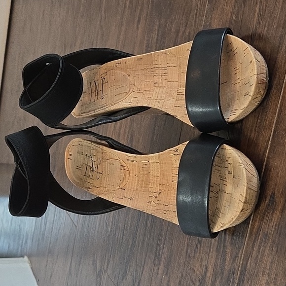 Elegant Black Wedge Sandals - Picture 4 of 6